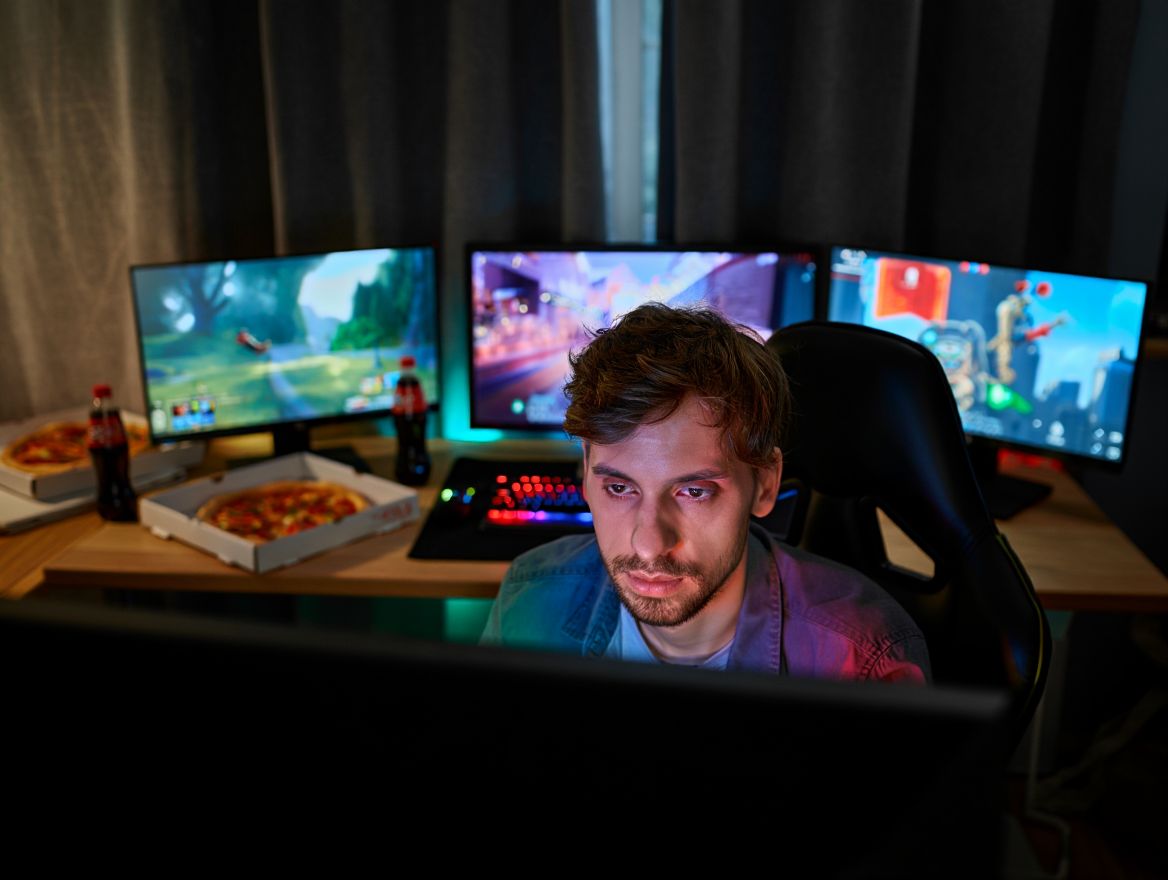 Мужчина смотрит в экран компьютера